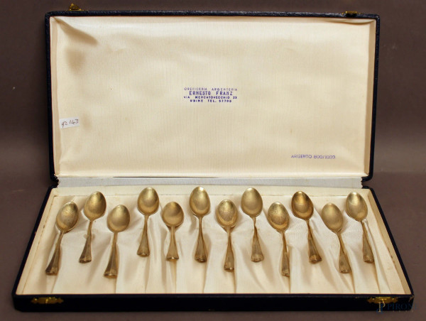 Lotto composto da dodici cucchiaini in argento, completo di astuccio.