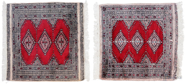 Coppia di tappeti Kashmir, misure cm 68x73, (difetti)