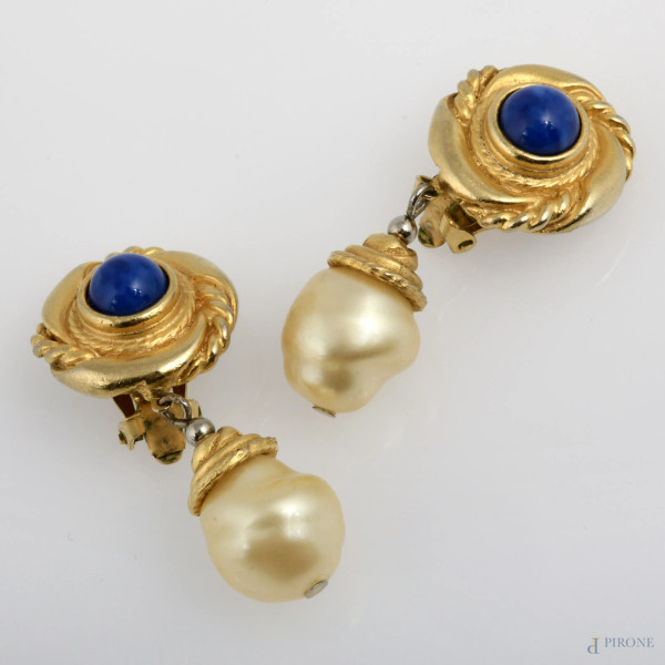 Coppia di orecchini in bigiotteria con smalto blu e finta perla, lunghezza cm 5