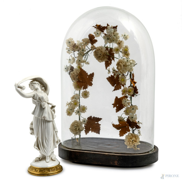 Scultura in porcellana bianca Capodimonte affigurante fanciulla danzante, entro campana in vetro, XX secolo, altezza scultura cm 25, altezza complessiva cm 41, (segni di usura, difetti)
