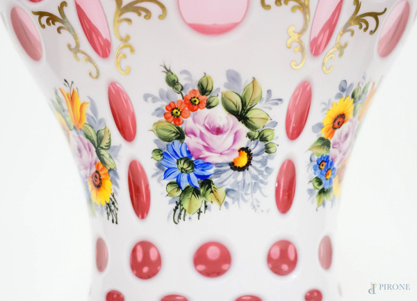 Vaso in cristallo di Boemia rosa e bianco, decorazioni floreali policrome e finiture dorate, XX s...
