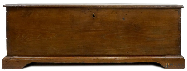 Cassapanca in castagno, XIX secolo, piedi a mensola, cm h 55x159x55,5, (difetti, elementi sostituiti).