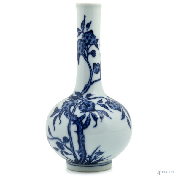 Piccolo vaso portafiori in porcellana a decori floreali nei toni del blu, Cina, XX secolo, altezza cm 17,5, (segni di usura)