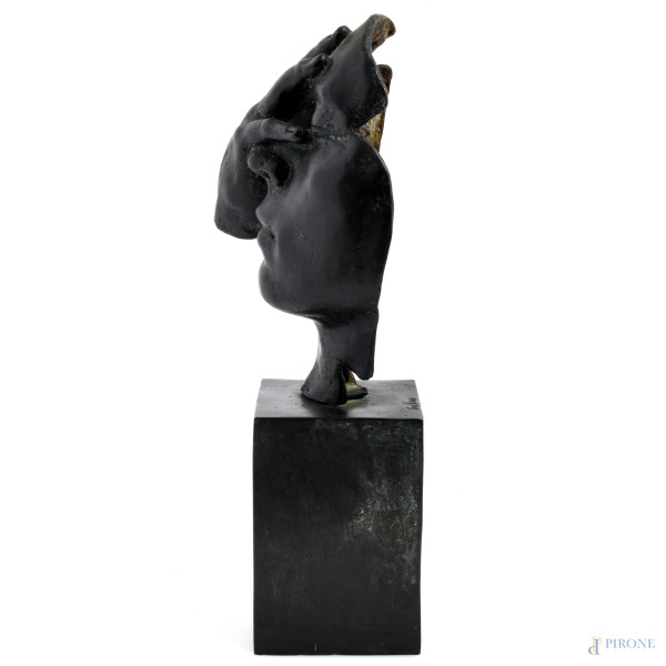 Volto di donna, XX secolo, scultura in bronzo, altezza cm 44,5, (segni di usura, scalfiture)