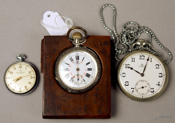 Lotto composto da tre orologi da tasca di marche diverse, di cui uno in argento e due in metallo, (non funzionanti).