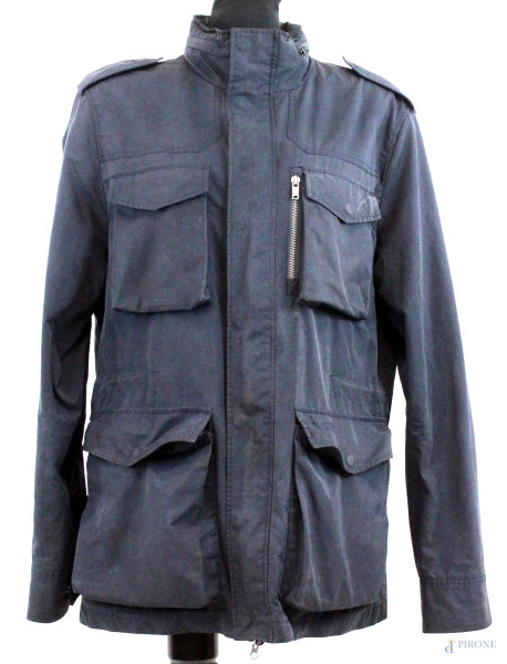Woolrich, giacca blu da uomo, colletto con cappuccio a scomparsa, quattro tasche esterne, chiusura a zip e bottoni, elastici regolabili in vita, taglia XL, (segni di utilizzo).