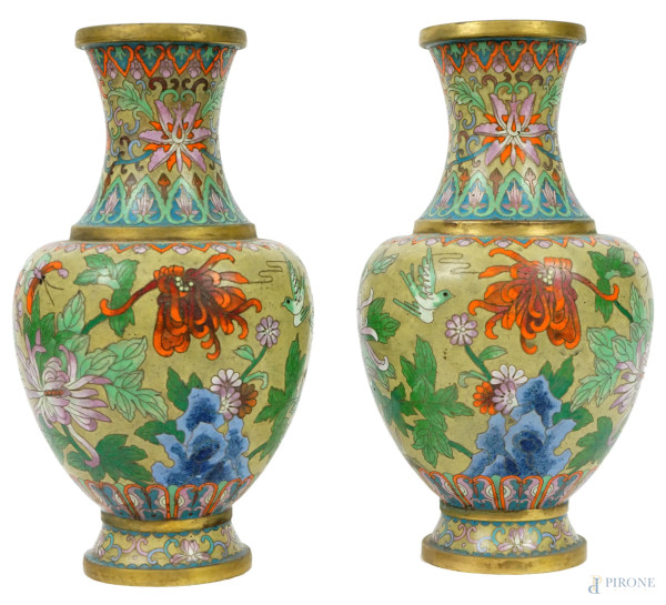 Coppia di vasi cloisonné, Cina, XX secolo, decori a smalti policromi raffiguranti peonie e farfalle, cm h 26.