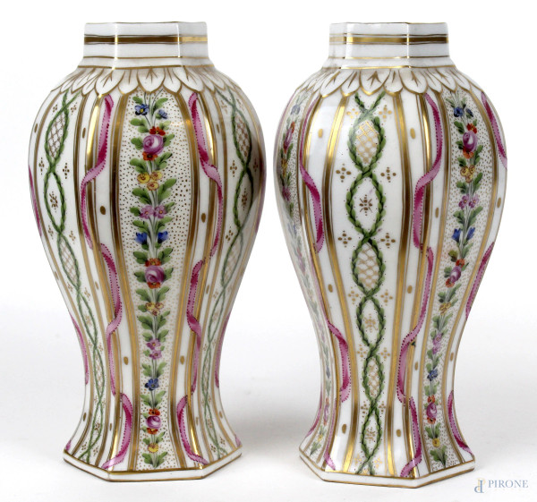 Coppia di vasi in porcellana policroma, a decoro di fiori, nastri e festoni, altezza cm. 21, XX secolo.