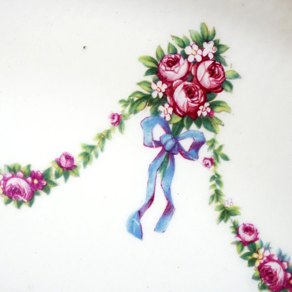 Lotto composto da un centro tavola ovale in metallo sbalzato con decori vegetali e figure e un va...