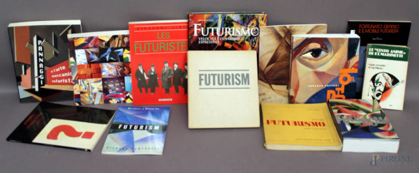 Lotto compost da tredici libri sul Futurismo.