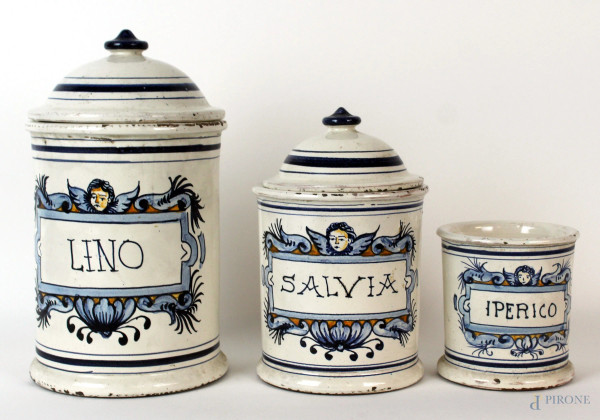 Lotto di tre barattoli da farmacia in ceramica policroma, altezza max cm 24, XX secolo, (difetti, mancante un coperchio)