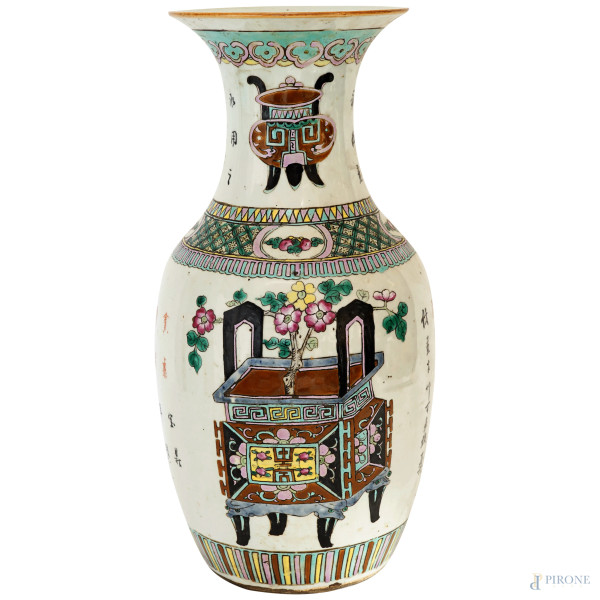 Vaso in porcellana policroma, corpo a balaustro con decori raffiguranti vasi e iscrizioni  tutto intorno, Cina, XX secolo, cm h 43, (difetti)