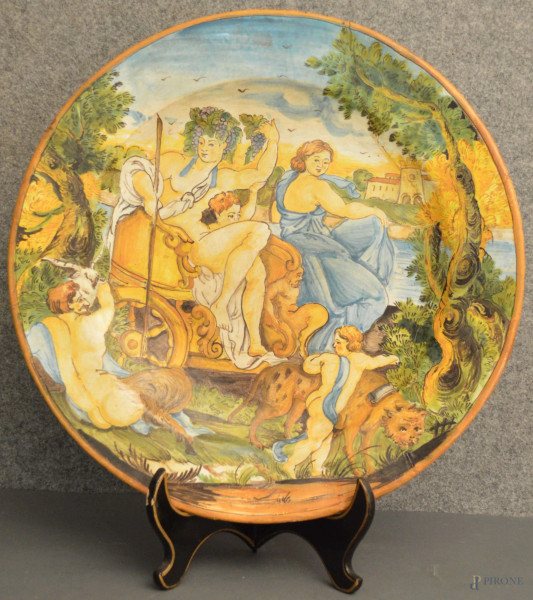 Piatto in maiolica Castelli a decoro policromo di scena neoclassica, diam, 44 cm, (restaturi).