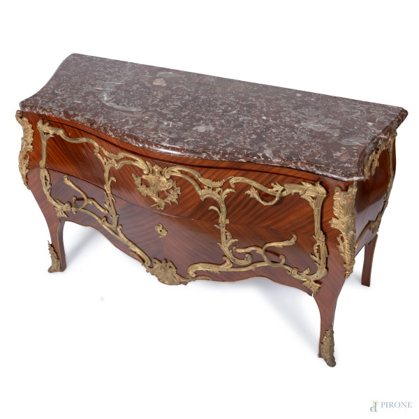 Cassettone con piano in marmo in legno impiallacciato con inserti in bronzo dorato. Al fronte due...