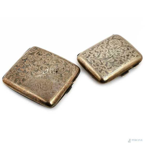 Lotto composto da due portasigarette in argento cesellato, XX secolo, misure massime cm 9x8,5, peso complessivo gr 167
