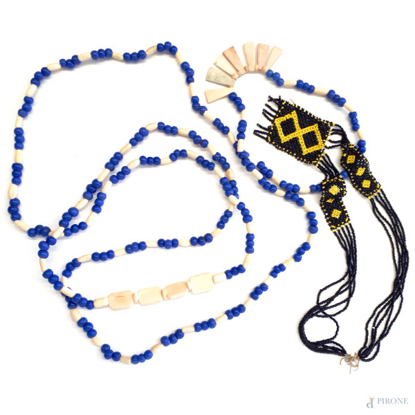 Grande rara collana vintage di artigianato etnico in pietre dure blu cobalto lunghezza cm 230 e piccola collana in perle nere e gialle