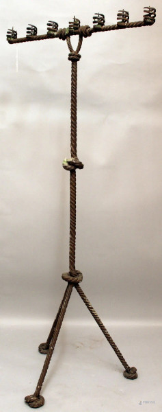 Portacero da terra in ferro battuto a sette luci, XIX sec., H. 152 cm.