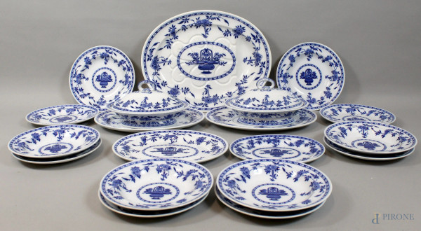Servizio da tavola Delft, in porcellana bianca e blu, composto da sei piatti fondi, sei piani, un grande piatto da arrosto, quattro piatti ovali da portata, due zuppiere, tot. 19 pz., met&#224; XX secolo.