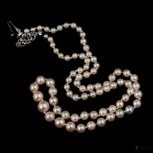 Collana a un filo di perle con chiusura in oro bianco 18 kt, lunghezza cm 52
