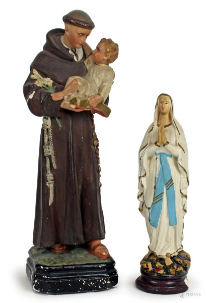 Lotto composto da due sculture in gesso dipinto raffiguranti la Vergine e San Francesco con Bambinello, altezza max cm 31, (difetti)