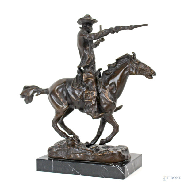 Carl Kauba - Cowboy a cavallo, scultura in bronzo, cm h 25, base in marmo.