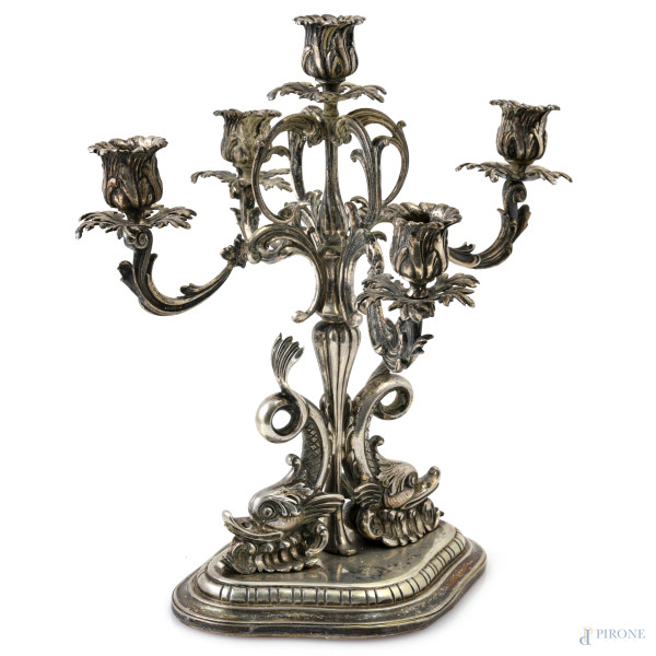 Coppia di candelabri a 5 luci in argento 800/000 finemente cesellato, altezza cm 27, peso al nett...