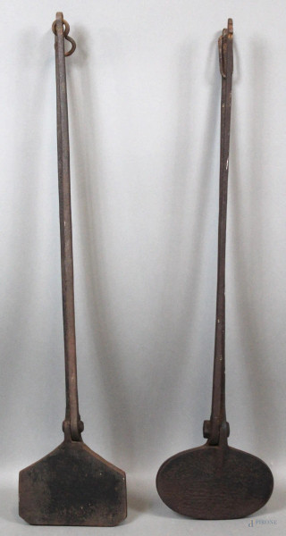 Due antichi stampi a pinza per ostie, lunghezza max cm. 77