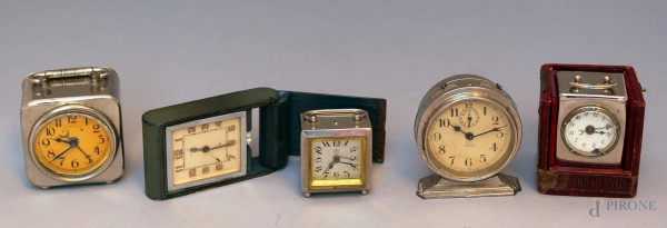 Lotto composto da cinque orologi sveglia in materiali ed epoche diverse, h. max 8,5 cm, (da revisionare).