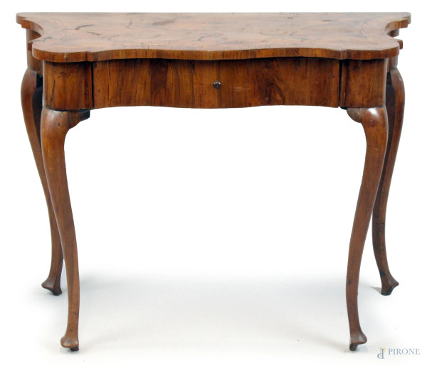Tavolo consolle, XIX secolo, in legno impiallacciato con filettature in bosso, fascia e gambe mosse, ad un cassetto, cm 77x103x53, (difetti).