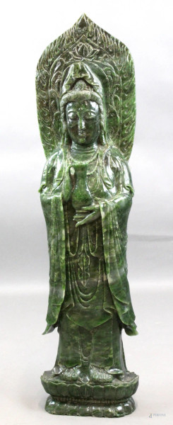 Grande Guanyin in giadeite, che sorregge nella mano sinistra una bottiglia con l&#39;elisir di lunga vita, altezza cm.100, Cina, XX secolo.