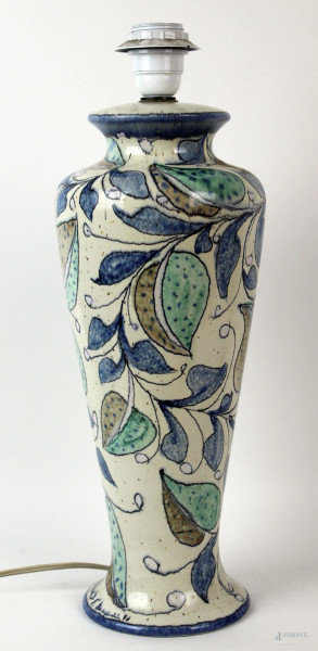 Vaso montato a lampada in ceramica policroma, decoro a motivo di foglie, firmato A. Bagni, alt. cm 46,5