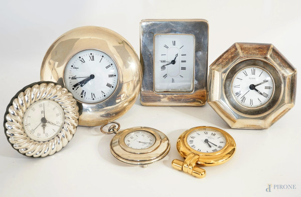 Lotto composto da cinque orologi diversi rivestiti in argento ed uno marcato Cartier Paris, misure max cm 13x01, (meccanismi da revisionare, difetti)