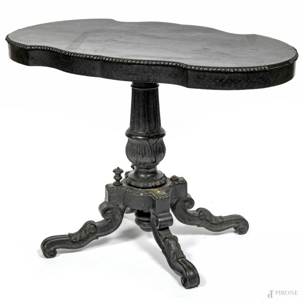 Tavolino in legno laccato nero con piano sagomato su fusto scanalato terminante in base con quattro piedi a ricciolo, XX secolo, cm 78x106x59, (segni di usura, scalfiture, difetti, graffi)