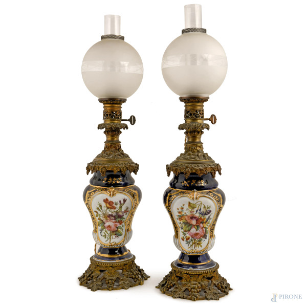 Coppia di lampade a olio elettrificate in porcellana blu con decori oro e figure di gentiluomo e gentildonna. Francia fine del  XIX secolo, altezza cm 79, (difetti)