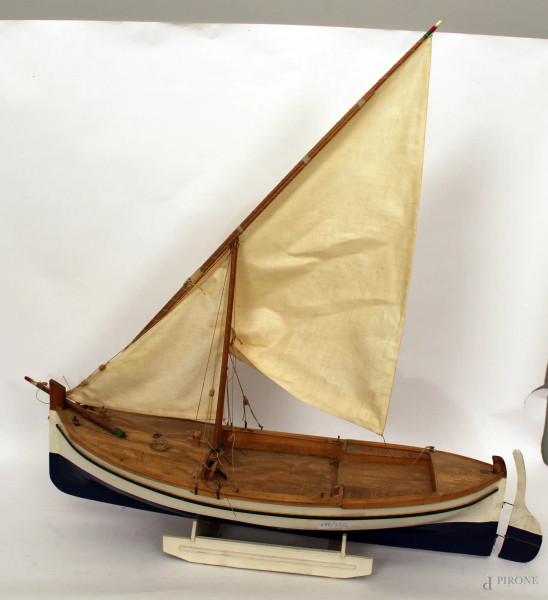 Lotto di quattro modelli di velieri in legno, h.max 60 cm