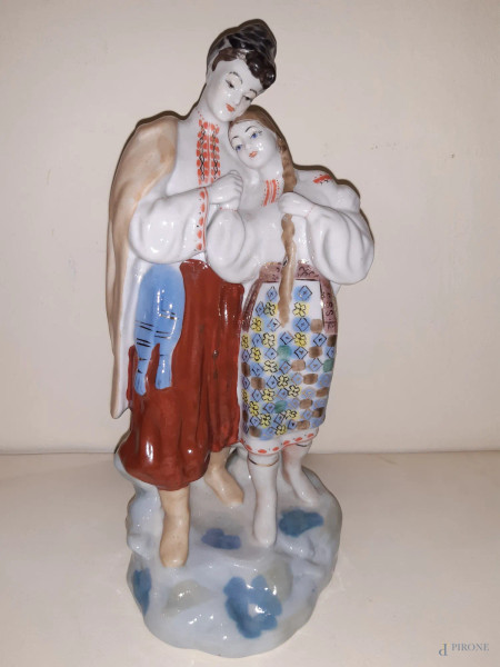 Innamorati, scultura in maiolica orientale, H 27,5 cm.