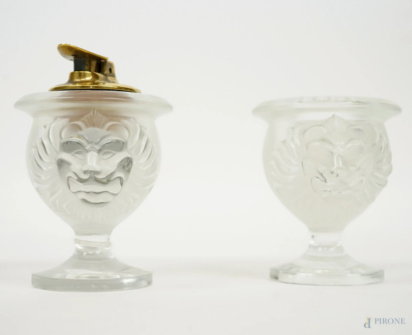 Lalique - France, set da fumatore in cristallo, composto da portasigarette ed accendino,  decori a teste leonine,  firma incussa sotto la base, alt.max cm 12.