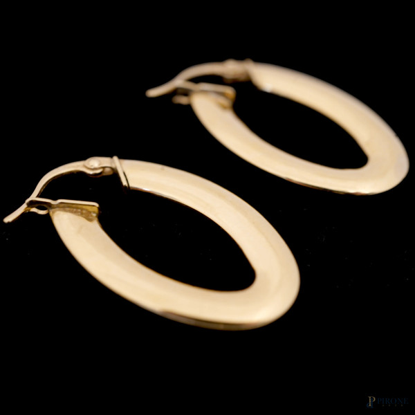 Lotto composto da una catenina in oro bianco con ciondolo con zirconi, una catenina in oro bianco...