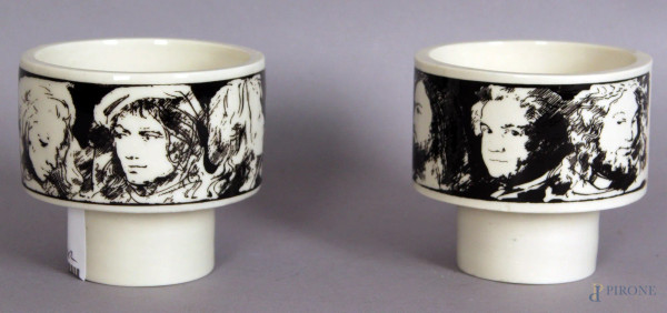 Coppia di tazze in ceramica serigrafata da Annigoni, altezza 9 cm.