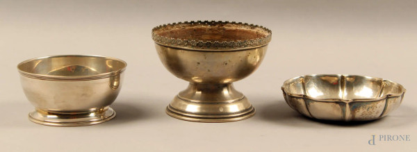Lotto composto da tre centrini in argento, h. max 8 cm, gr. 290.