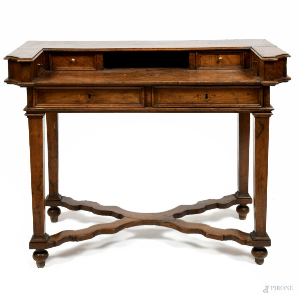 Scrittoio in noce a doppio cassetto e alzata con vano e cassettini. Gambe raccordate. XIX secolo, cm  85x103x51, (segni di usura, scalfiture, difetti, graffi)