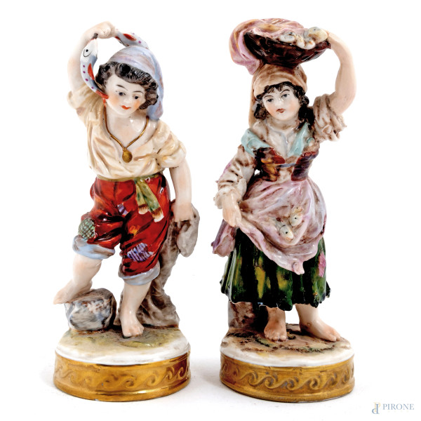 Coppia di sculture in porcellana di Capodimonte raffiguranti pescivendoli, XIX-XX secolo, altezza massima cm 15,5, (segni di usura, piccole sbeccature)