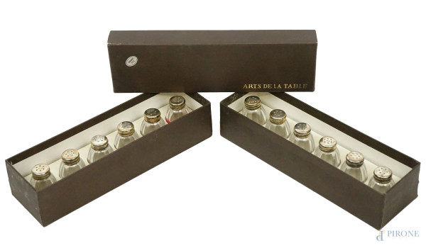 Dodici salierine in cristallo, con tappi in argento, XX secolo, entro scatole originali