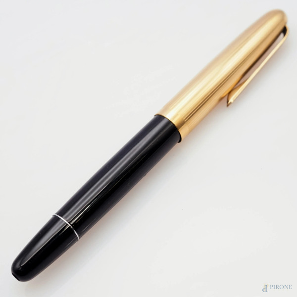 Aurora, penna stilografica, fusto in resina nera, dettagli e finiture in metallo dorato e argentato, lunghezza cm 14, (segni di utilizzo)