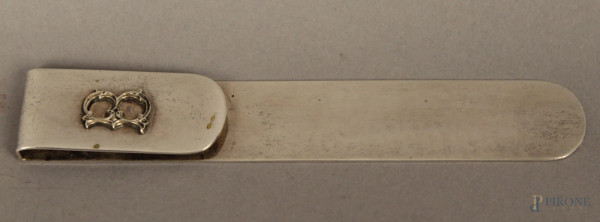 Fermacarte in argento marcato Federico Buccellati, lunghezza 14,5 cm.