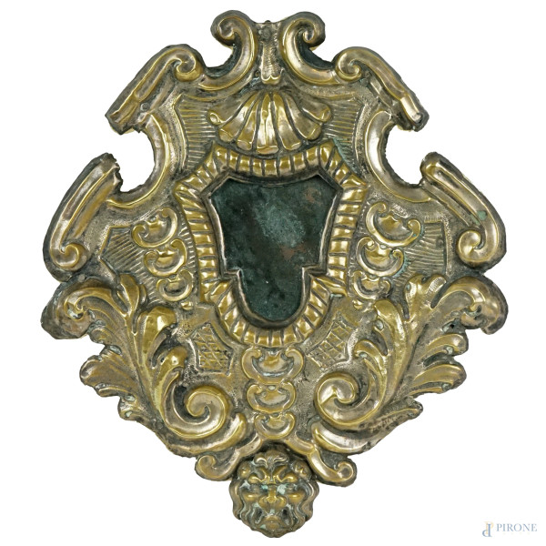 Reliquario rivestito in lamina argentata sbalzata ed incisa con specchio, cm 23x21, XVIII secolo, (segni del tempo).