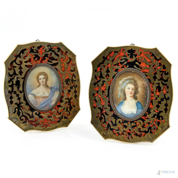 Lotto di due miniature  raffiguranti nobildonne in stile Boulle con cornice sagomata, XIX secolo, misure comprensive di cornice cm 16,5x14, (segni di usura)