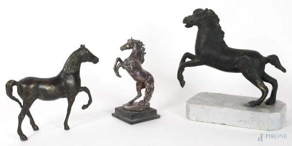 Lotto di tre sculture raffiguranti cavalli, in materiali diversi, altezza max cm. 19