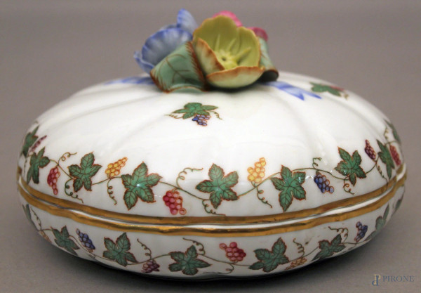 Cofanetto in porcellana Herend dipinta a motivi di pampini d&#39;uva, con fiori a rilievo, H 10 cm, diametro 17 cm.