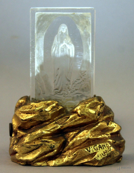 Placca in cristallo di Rocca inciso, raffigurante Madonna, base in bronzo dorato, altezza 13,5 cm, firmato Vigan&#242; Milano.